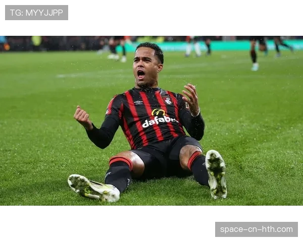 暖心一幕：伯恩茅斯球员进球后展示祝福队友的T恤