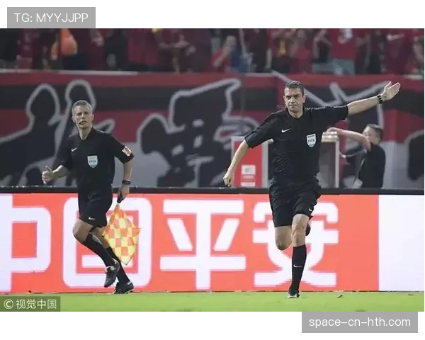“四分之一决赛再现补时争议判罚,欧冠裁判尺度引讨论”